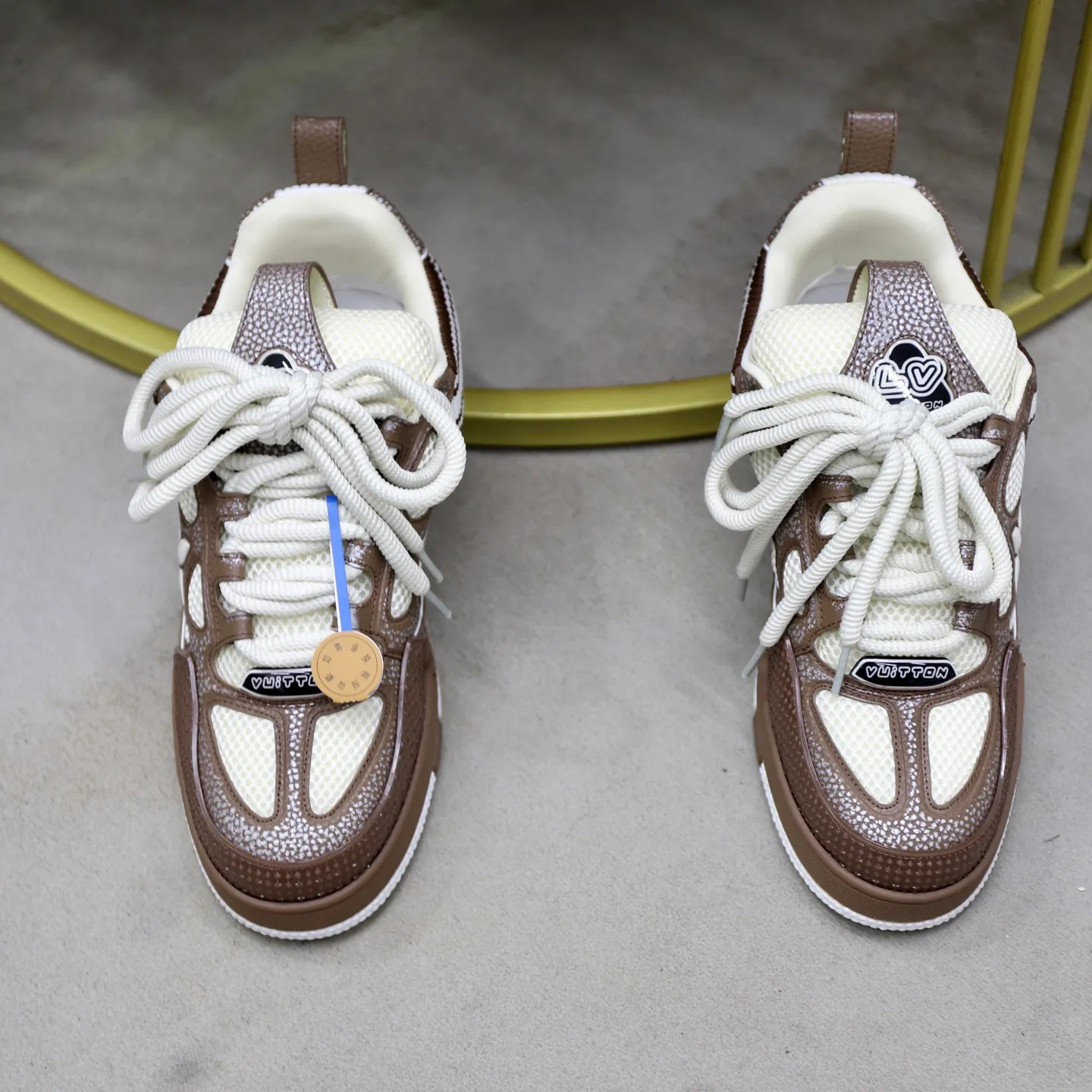 Ex-factory price: 860💰LV Couple👫Louis Vuitton TRAINER sneakers classic Louis Vuitton men's artistic director Virgil Abloh picked inspiration to create this LV Trainer sneaker. Yingze crystal inlays present a colorful effect. VS can be matched with two gorgeous effect colors. The LV letter logo badge on the tongue is gorgeous and noble. The LV letter is decorated on the side. The outsole is decorated with a Monogram flower pattern. It shows the trend of elegance and nobility! Men's and women's models: 35-46